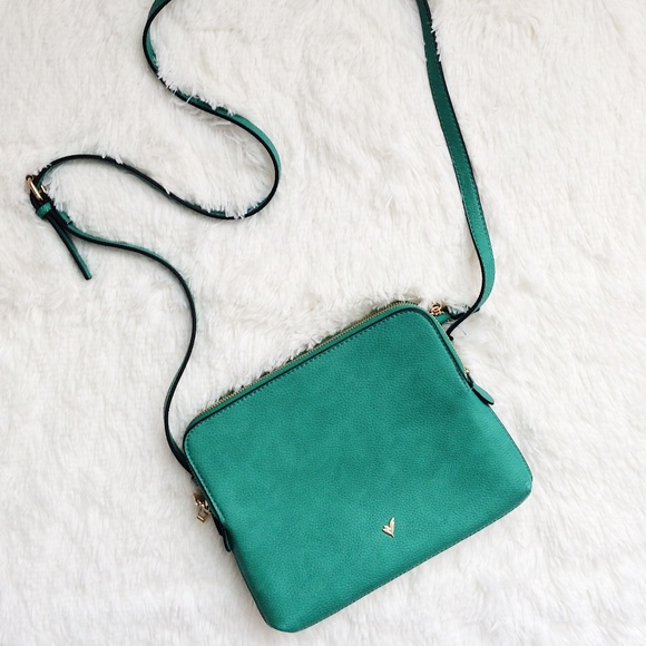 Lily & Ivy Handbags - HP 8/13 LILY & IVY Crossbody Purse Kelly Green